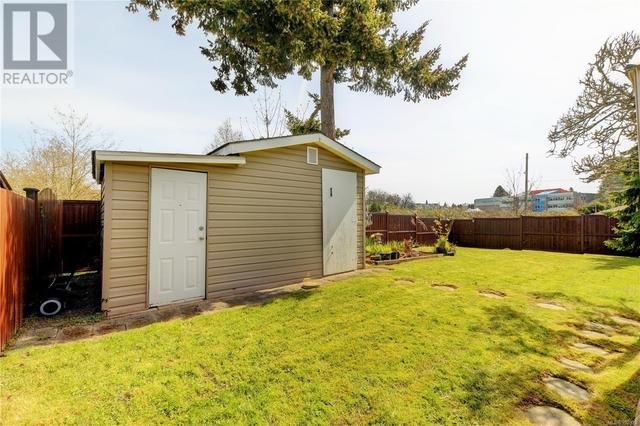690 Baxter Ave, House detached with 4 bedrooms, 2 bathrooms and 3 parking in Saanich BC | Image 30