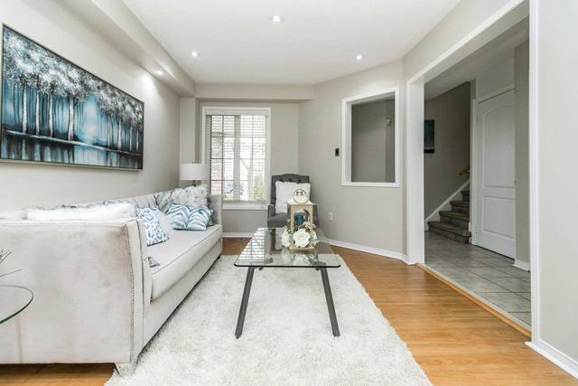 136 Bunchberry Way, House detached with 3 bedrooms, 3 bathrooms and 4 parking in Brampton ON | Image 2