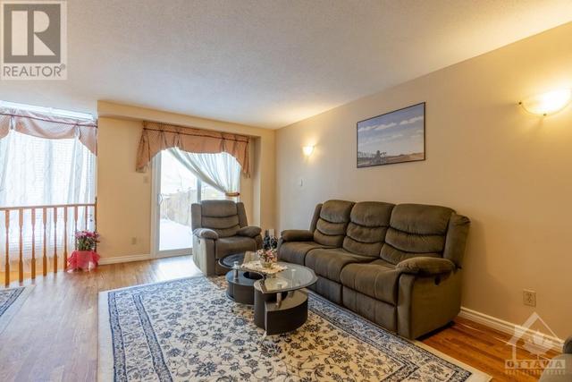 91 Burlington Crescent, Townhouse with 3 bedrooms, 4 bathrooms and 3 parking in Ottawa ON | Image 5
