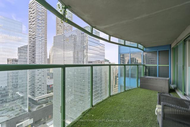 3701 - 77 Harbour Sq, Condo with 3 bedrooms, 3 bathrooms and 1 parking in Toronto ON | Image 14