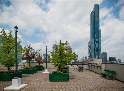 1711 - 633 Bay St, Condo with 1 bedrooms, 2 bathrooms and null parking in Toronto ON | Image 11