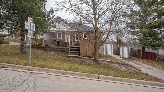 70 Lawrence St, House detached with 3 bedrooms, 2 bathrooms and 2 parking in Brantford ON | Card Image
