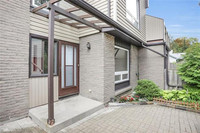 2 - 687 Woodcrest Boulevard, House attached with 3 bedrooms, 1 bathrooms and 3 parking in London ON | Image 35
