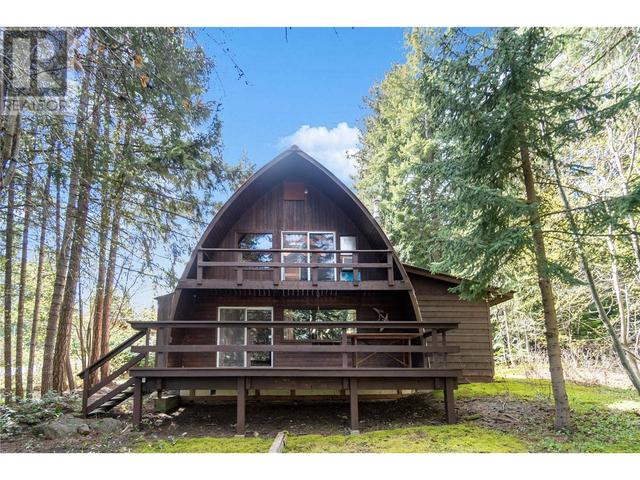 1398 Gillespie Road, House detached with 3 bedrooms, 2 bathrooms and 3 parking in Columbia Shuswap C BC | Image 2