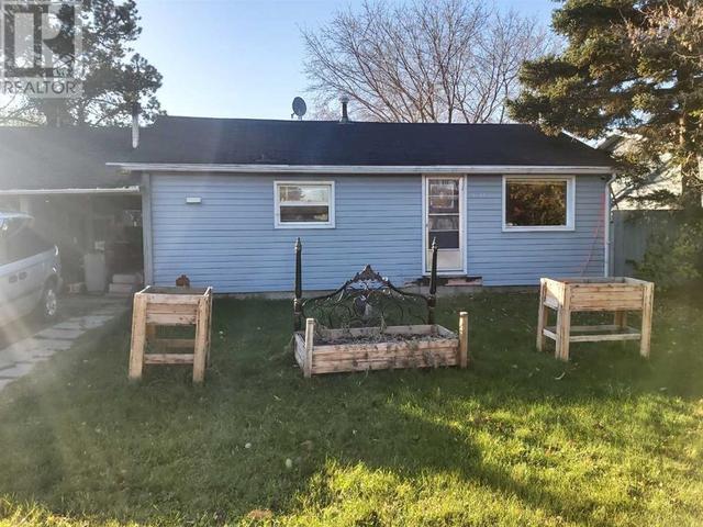 9511 99 Avenue, House detached with 2 bedrooms, 1 bathrooms and 5 parking in Grande Prairie AB | Image 2