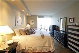 2837 - 33 Harbour Sq, Condo with 2 bedrooms, 2 bathrooms and 1 parking in Toronto ON | Image 4