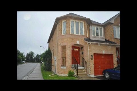 80 Gilgorm Rd, Townhouse with 3 bedrooms, 3 bathrooms and 1 parking in Brampton ON | Image 1