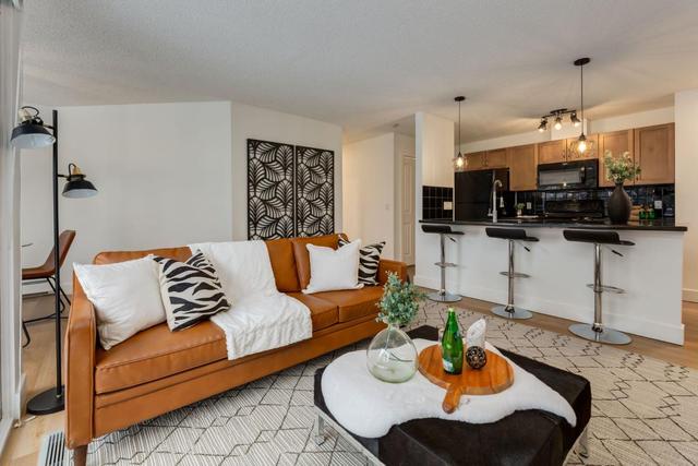3 - 118 Village Heights Sw, Condo with 2 bedrooms, 2 bathrooms and 1 parking in Calgary AB | Image 3