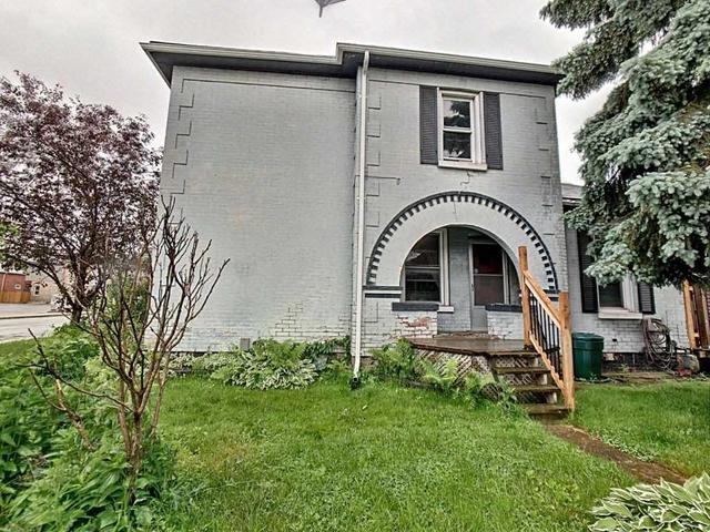 74 Murray St, House detached with 2 bedrooms, 2 bathrooms and 2 parking in Brantford ON | Image 1
