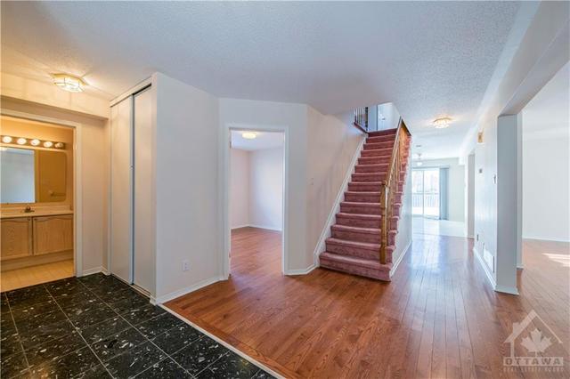 44 Woodford Way, House detached with 4 bedrooms, 3 bathrooms and 6 parking in Ottawa ON | Image 4