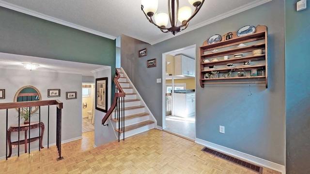 81 Weldrick Rd W, House detached with 3 bedrooms, 2 bathrooms and 5 parking in Richmond Hill ON | Image 10