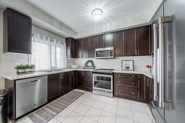27 Ferris Sq, House attached with 3 bedrooms, 4 bathrooms and 2 parking in Clarington ON | Image 6