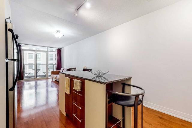 902 - 21 Carlton St, Condo with 2 bedrooms, 2 bathrooms and 0 parking in Toronto ON | Image 3