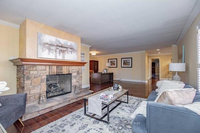 2301 Bennington Gate, House detached with 3 bedrooms, 3 bathrooms and 8 parking in Oakville ON | Image 2
