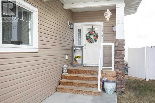51 Iron Gate Boulevard, House semidetached with 3 bedrooms, 2 bathrooms and 2 parking in Sylvan Lake AB | Image 3