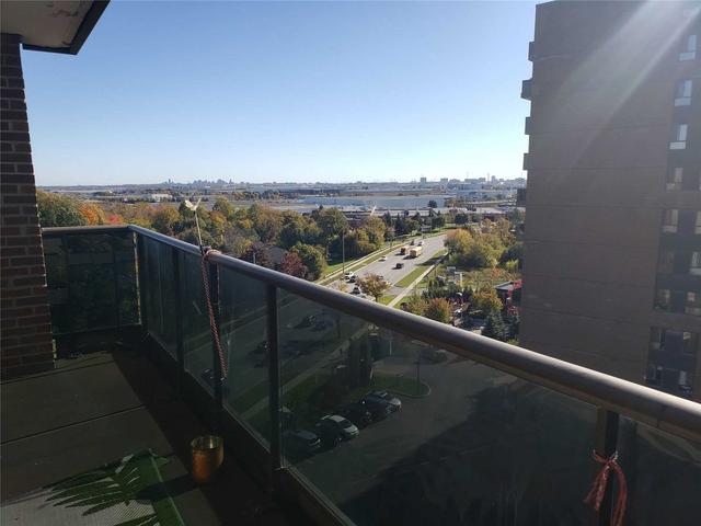 1005 - 4 Lisa St, Condo with 3 bedrooms, 2 bathrooms and 1 parking in Brampton ON | Image 3