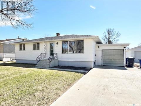 412 Mcgillivray Drive, House detached with 4 bedrooms, 2 bathrooms and null parking in Weyburn SK | Card Image