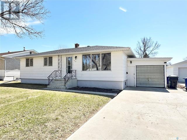 412 Mcgillivray Drive, House detached with 4 bedrooms, 2 bathrooms and null parking in Weyburn SK | Image 1