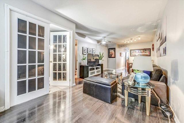 102 - 15 Strangford Lane, Townhouse with 2 bedrooms, 2 bathrooms and 1 parking in Toronto ON | Image 2