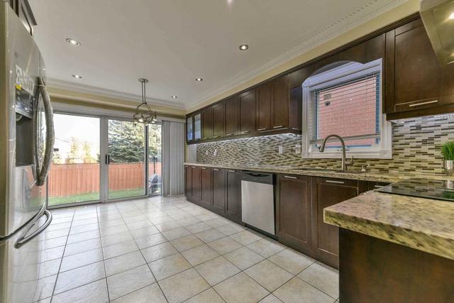 56 Seclusion Cres, House detached with 4 bedrooms, 4 bathrooms and 6 parking in Brampton ON | Image 7