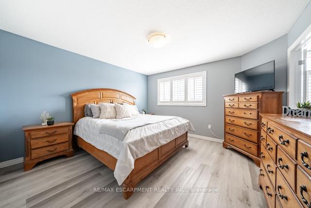 33 Redcedar Cres, House attached with 3 bedrooms, 2 bathrooms and 2 parking in Hamilton ON | Image 10