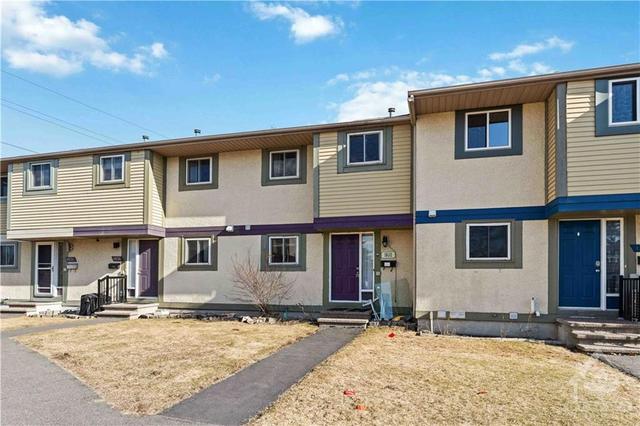 1832 Stonehenge Crescent, Townhouse with 3 bedrooms, 2 bathrooms and 1 parking in Ottawa ON | Image 2