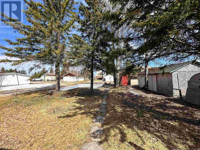 143 Picadilly Cir, House detached with 2 bedrooms, 1 bathrooms and null parking in Iroquois Falls ON | Image 34