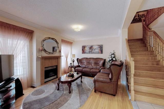 391 Spruce Grove Cres, House detached with 4 bedrooms, 4 bathrooms and 6 parking in Newmarket ON | Image 4