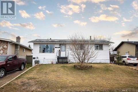 9244 110 Avenue, House detached with 4 bedrooms, 2 bathrooms and 4 parking in Grande Prairie AB | Card Image