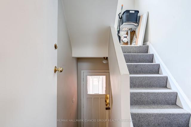 38 Pendeen Ave, House detached with 6 bedrooms, 3 bathrooms and 4 parking in Toronto ON | Image 16