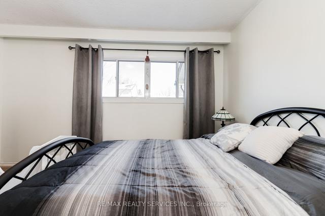 14 Collins Cres, Townhouse with 3 bedrooms, 2 bathrooms and 2 parking in Brampton ON | Image 10