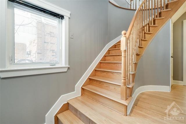 81 Robinson Avenue, Townhouse with 2 bedrooms, 4 bathrooms and 2 parking in Ottawa ON | Image 2