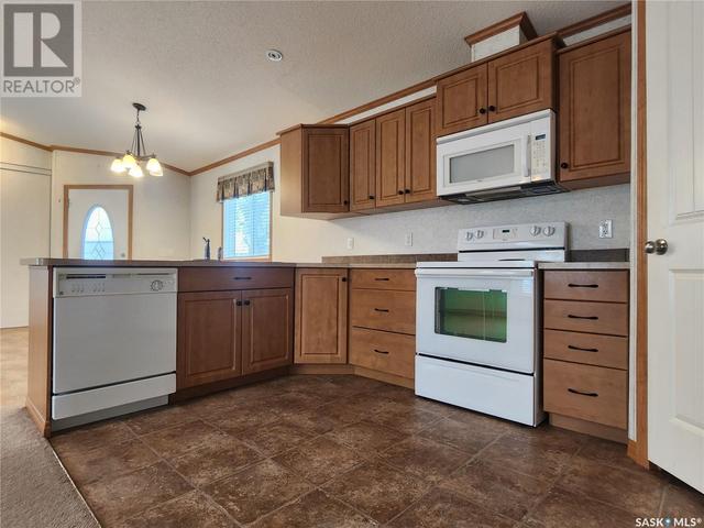 147 6th Avenue E, Home with 2 bedrooms, 2 bathrooms and null parking in Melville SK | Image 12