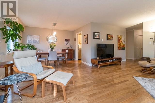 202 - 2340 Oak Bay Ave, Condo with 3 bedrooms, 2 bathrooms and 1 parking in Oak Bay BC | Image 5
