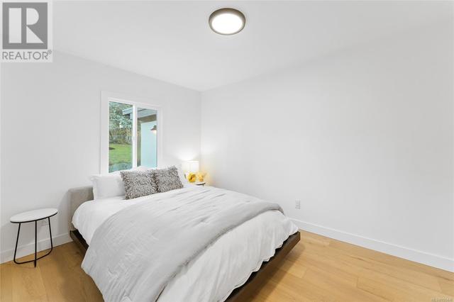 537 Broadway St, House detached with 3 bedrooms, 1 bathrooms and 6 parking in Saanich BC | Image 28