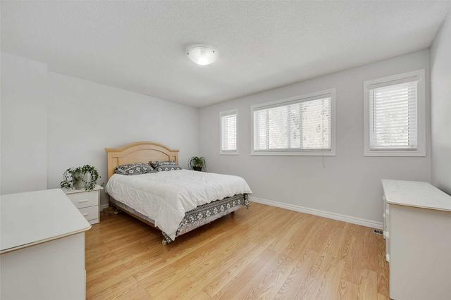 3 Hawkins Dr, House detached with 4 bedrooms, 3 bathrooms and 6 parking in Barrie ON | Image 3