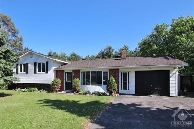 7062 Shields Drive, House detached with 4 bedrooms, 3 bathrooms and 6 parking in Ottawa ON | Image 1