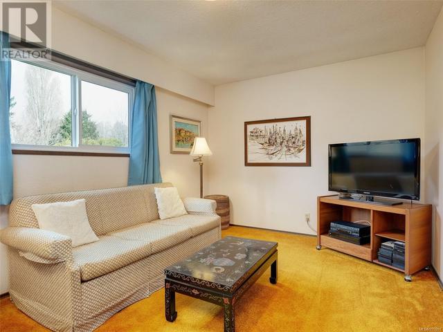 1568 Granada Cres, House detached with 4 bedrooms, 3 bathrooms and 2 parking in Saanich BC | Image 12