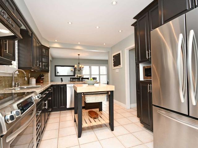 54 Madelaine Cres, House detached with 4 bedrooms, 4 bathrooms and 8 parking in Brampton ON | Image 8