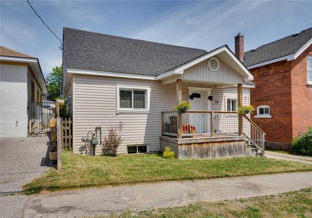18 Albert St N, House detached with 3 bedrooms, 1 bathrooms and 1 parking in Orillia ON | Image 1
