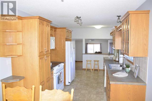 4429 54 Street, House detached with 4 bedrooms, 3 bathrooms and 4 parking in Grimshaw AB | Image 3