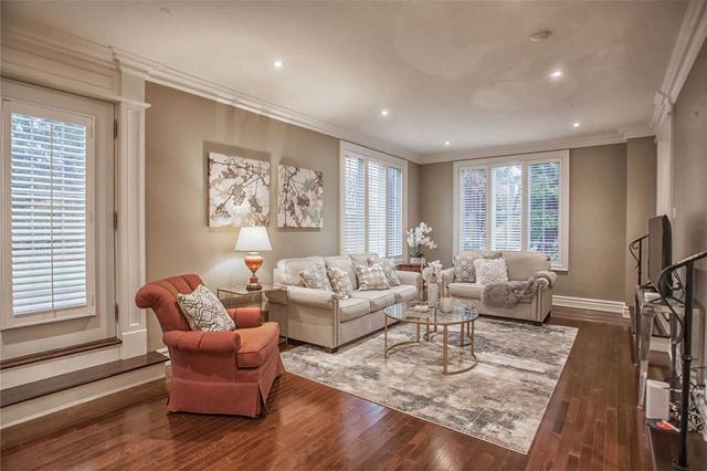 30 Hedgewood Rd, House detached with 3 bedrooms, 4 bathrooms and 6 parking in Toronto ON | Image 2