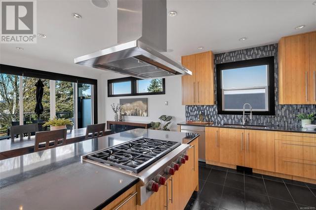 4015 Rainbow St, House detached with 4 bedrooms, 4 bathrooms and 4 parking in Saanich BC | Image 12