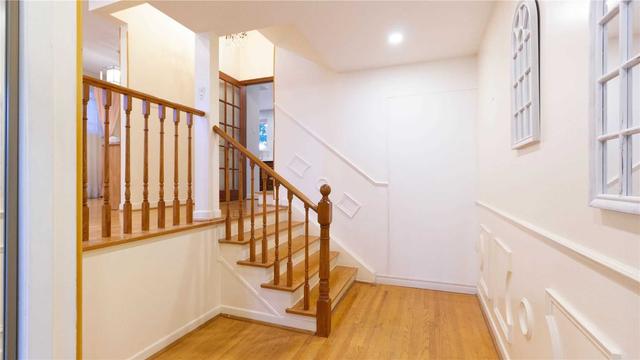upper - 28 Dibgate Blvd, House detached with 3 bedrooms, 1 bathrooms and 2 parking in Toronto ON | Image 10