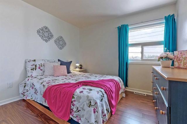 136 Purpledusk Tr, Townhouse with 4 bedrooms, 2 bathrooms and 3 parking in Toronto ON | Image 3