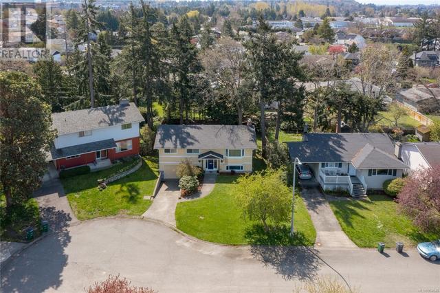 1865 Elmhurst Pl, House detached with 5 bedrooms, 2 bathrooms and 1 parking in Saanich BC | Image 3