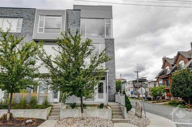 68 Stonehurst Avenue, Townhouse with 2 bedrooms, 3 bathrooms and 2 parking in Ottawa ON | Image 1