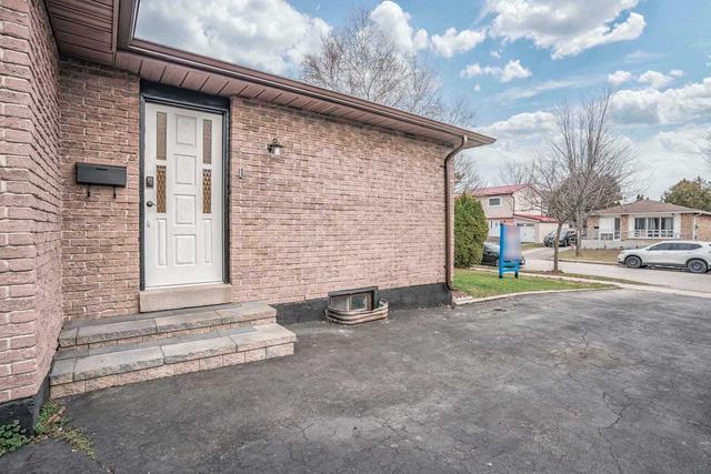 34 Dunsfold Dr, House detached with 3 bedrooms, 2 bathrooms and 3 parking in Toronto ON | Image 12
