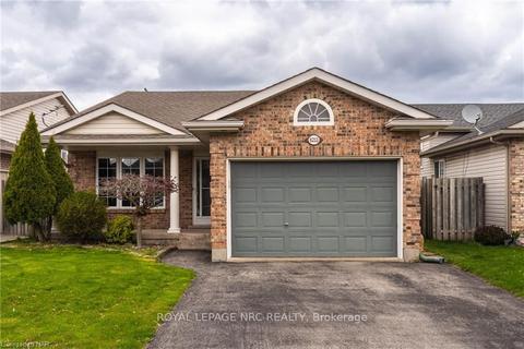 8213 Harvest Cres, House detached with 3 bedrooms, 2 bathrooms and 3 parking in Niagara Falls ON | Card Image