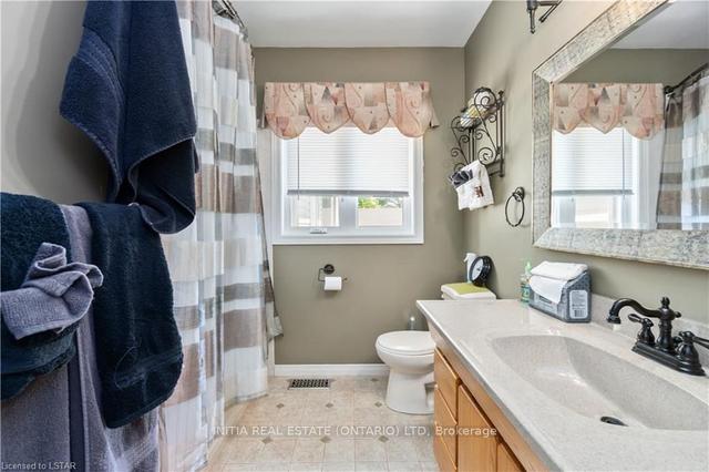 301 Newton Crt, House detached with 3 bedrooms, 3 bathrooms and 5 parking in Sarnia ON | Image 7